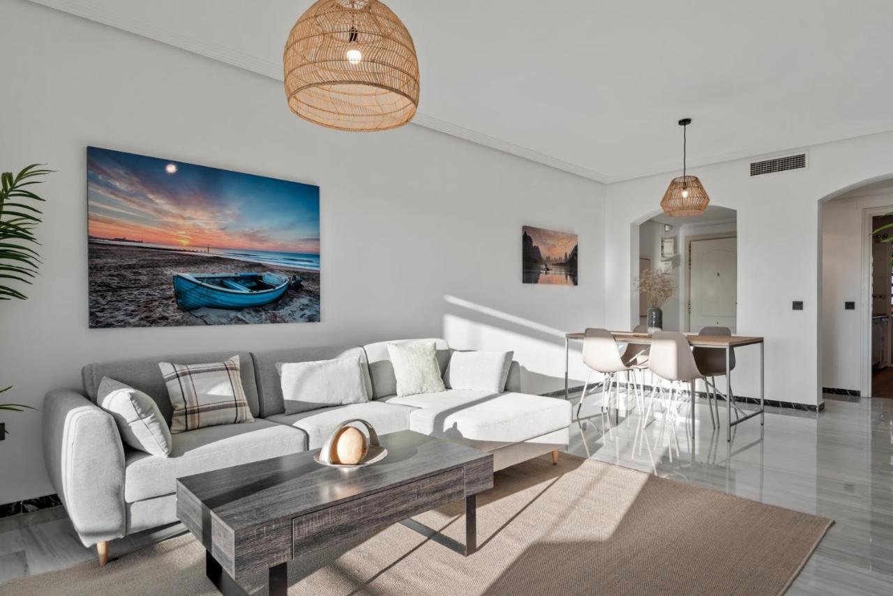 Modern - 2 Bedrooms, Beachside - Puerto Banus Apartament *