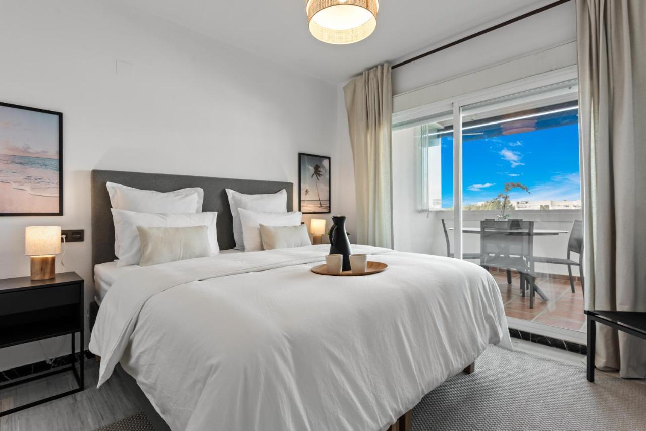 Modern - 2 Bedrooms, Beachside - Puerto Banus Apartament